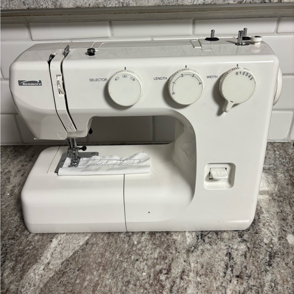 Kenmore 385.12102990 Sewing Machine W/ Pedal, Accessories -Works Free Arm 1 Amp